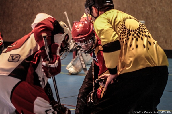 Arbitre de roller hockey engagement